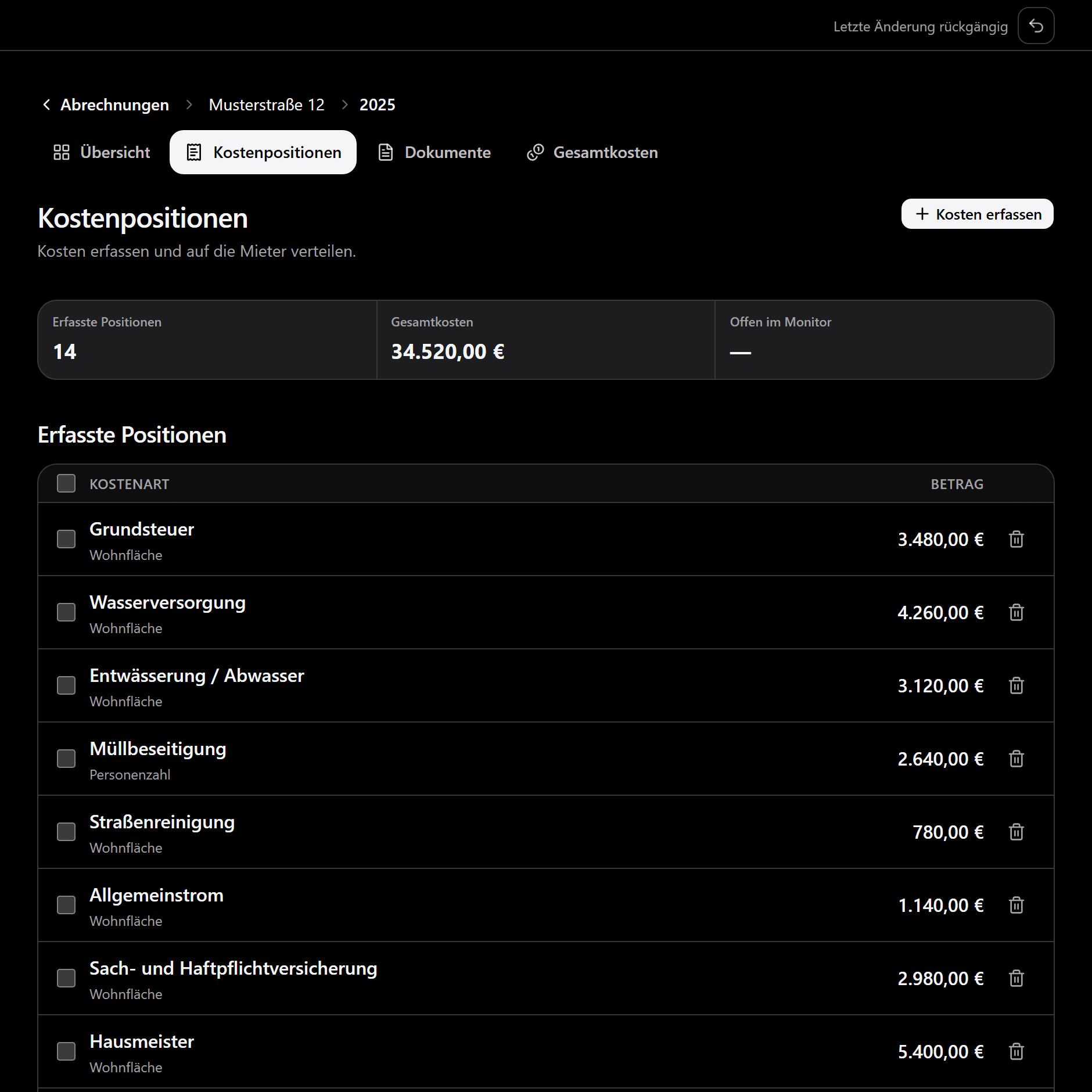 Kostenpositionen in immosy: vierzehn erfasste Positionen von der Grundsteuer bis zur Gartenpflege, jeweils mit Verteilerschlüssel und Betrag, darüber die Gesamtsumme von 34.520,00 €.