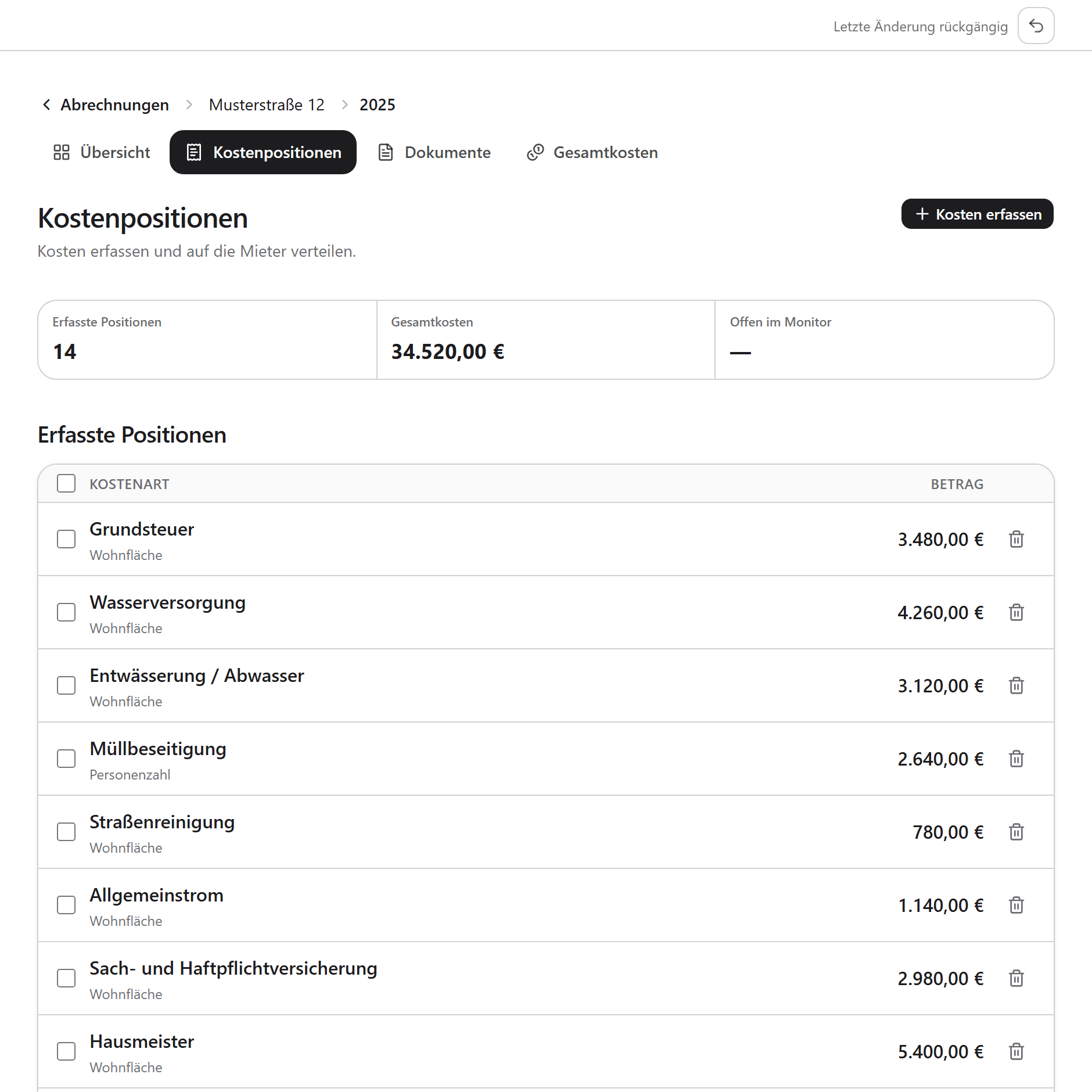 Kostenpositionen in immosy: vierzehn erfasste Positionen von der Grundsteuer bis zur Gartenpflege, jeweils mit Verteilerschlüssel und Betrag, darüber die Gesamtsumme von 34.520,00 €.